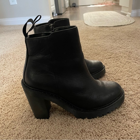 Dr. Marten’s Magdalena Lug Sole Heels Booties Black Leather Size 8 - Picture 3 of 12